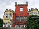 Z průčelí zámku má novou fasádu pouze věž Kardinálka., Foto: David Jirků