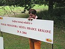 Zuzka Eliov se schovv za reklamn cedul., Foto: David Jirk