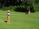 Bedřich Petráň přihrává na green osmé jamky., Foto: David Jirků