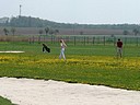 Častý obrázek hry - hledání míčů v pampeliškách., Foto: David Jirků