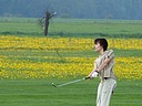 Aleš Hanuš (GCHK) čipuje na green sedmé jamky., Foto: David Jirků