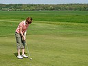 Zuzka Eliášová (GCHK) se chystá na birdie pat na greenu páté jamky., Foto: David Jirků