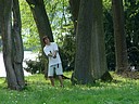 Dan Karnas (GCPA) se výtečně zachránil z rafu za greenem jamky č.1., Foto: David Jirků
