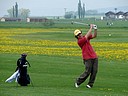 Pavel Zeman (GCS) přihrává na green z ferveje páté jamky., Foto: David Jirků