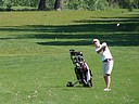Adéla Cejnarová (GC Erpet Praha) přihrává z rafu na green čtvrté jamky., Foto: David Jirků