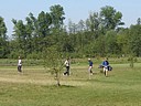 Hráči, kteří si věřili, zkoušeli na šesté jamce přestřelit pás s vysokými břízami. Když se to povedlo, bylo ještě třeba najít míče v rafu., Foto: David Jirků