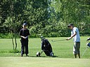 Ondřej Vanáč (GC Pardubice) posílá míček k jamce, přihlíží René Baše (GC Hradec Králové)., Foto: David Jirků