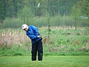 Viktor Nekut (GCCSH) hraje zpoza druhého greenu přesný pitch k praporku., Foto: David Jirků