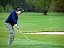 Jakub Vidman (GCDSR) čipuje na pár centimetrů k vlajce na čtvrtém greenu., Foto: David Jirků