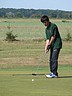 Roman Volesk (GC Hradec Krlov) patuje na greenu jamky .5. 