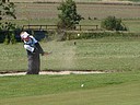 Christian Hork (GC Resort Paradise) hraje perfektn rnu z bankru u 7. jamky. 