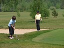 Štěpán Perný (GC Kunětická Hora) si přihrává na green osmičky., Foto: David Jirků
