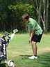 Ondřej Pátek (GC Pardubice) čipuje u greenu třetí jamky., Foto: David Jirků