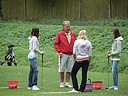 Zdenk Kol se bhem turnaje na drivingu vnoval nvtvnkm dtskho dnu, kte si poprv pili ozkouet golf., Foto: David Jirk