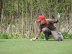 Christian Hork (GC Star Boleslav) umisuje mek na greenu pt jamky., Foto: David Jirk