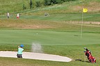 Jiří Zuska (GC Beřovice) dostává míček z bankru na 18. jamce., Foto: David Jirků