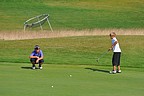 Jan Bryčka (GC Kunětická Hora) s Denisem Blahutkou (GC Sokolov) na poslední jamce., Foto: David Jirků
