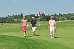 Tereza Vidurová (GC Kunětická Hora), Lucka Dvořáková (GC Hradec Králové) a Kryštof Kadlec (GC Svratka) na greenu 10. jamky., Foto: David Jirků